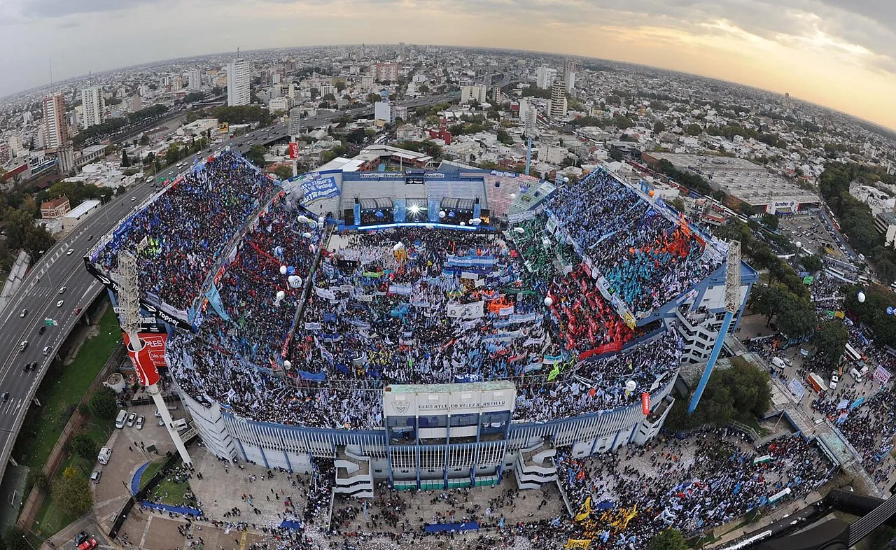 ملعب خوسيه أمالفيتاني من الجوّ ممتلئاً بالحضور في تجمّع أُقيم فيه في أبريل 2012.