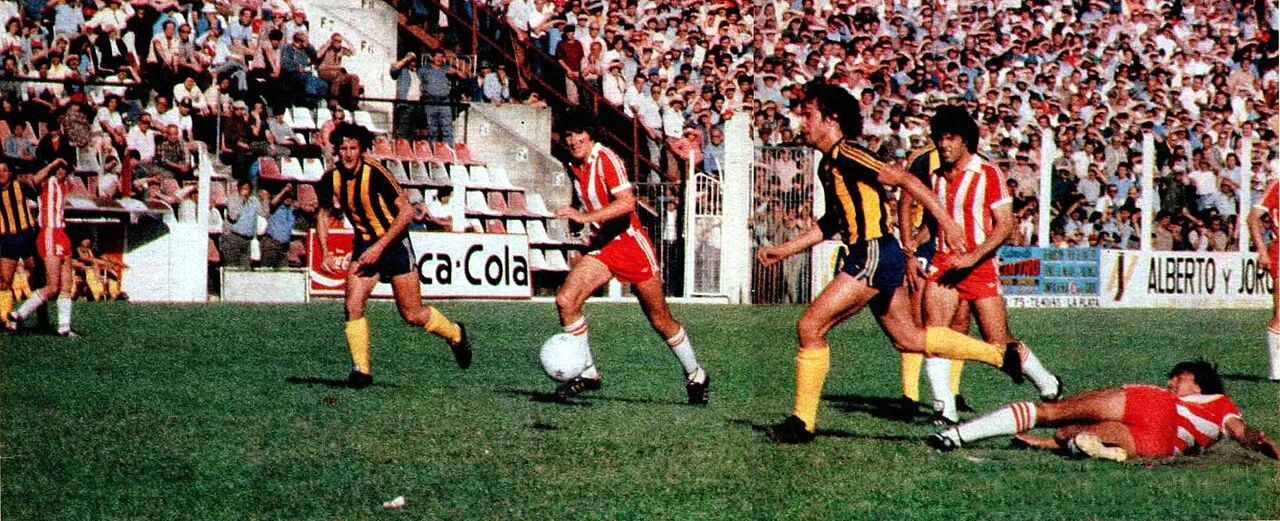 مباراة إستوديانتيس لابلاتا وروساريو سنترال على الملعب القديم في لابلاتا، نوفمبر 1980.