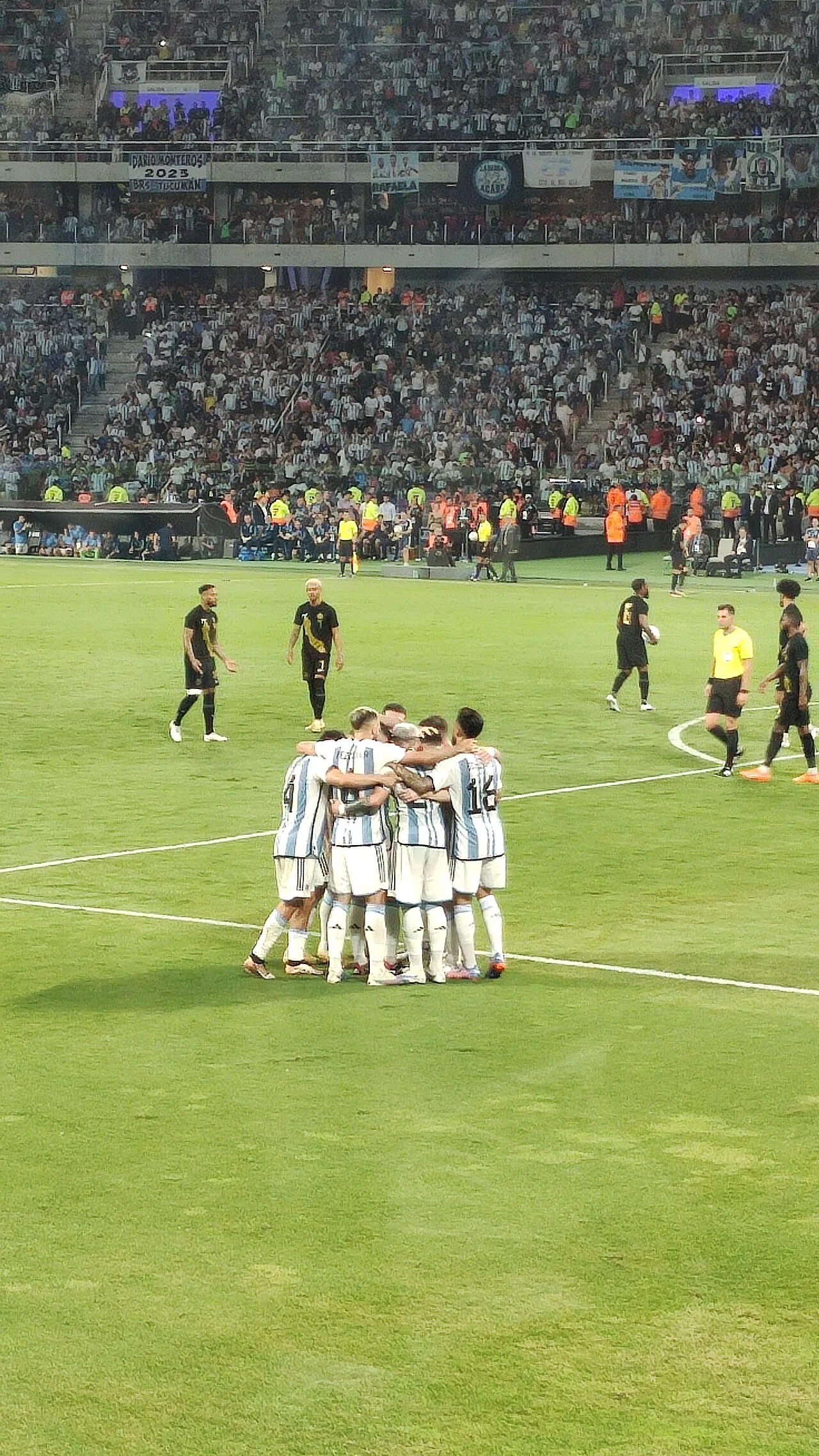 لاعبو المنتخب الأرجنتيني يحتفلون بهدف في المباراة الودّية على ملعب سانتياغو ديل إستيرو، مارس 2023.