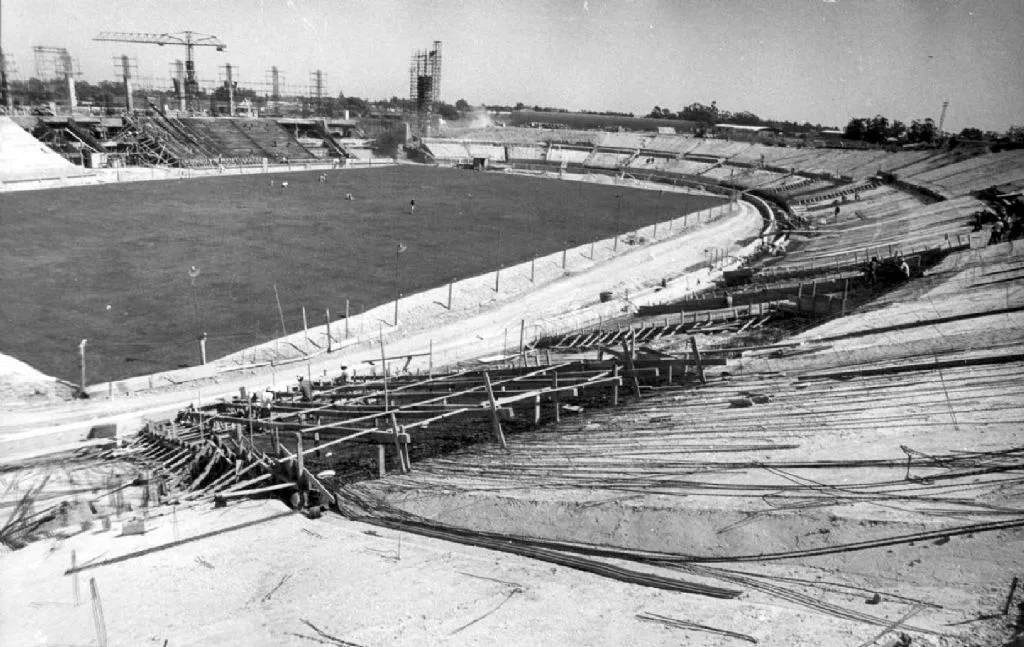 ملعب مندوسا أثناء البناء سنة 1976، قبل سنتين من كأس العالم.