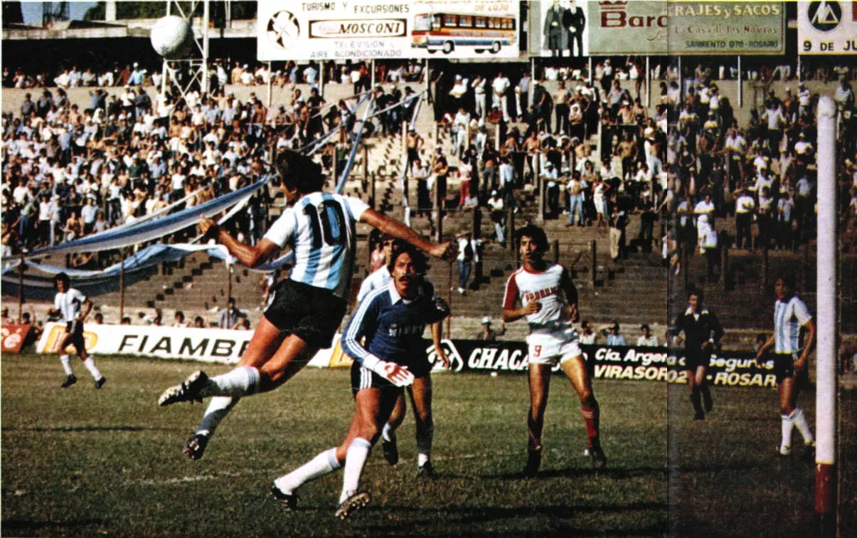مباراة في البطولة الوطنية سنة 1983 على ملعب نيولز أولد بويز في روساريو.