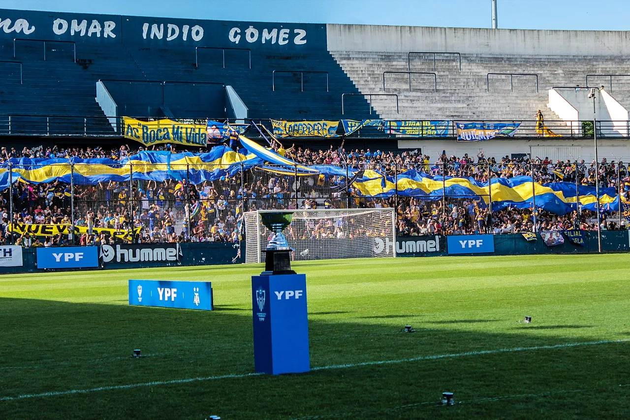 جمهور بوكا جونيورز وكأس البطولة في نهائي دوري السيدات على ملعب كيلمس، ديسمبر 2021.