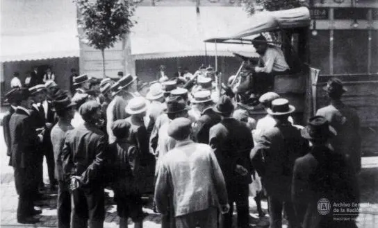 مضربون يحاولون إقناع سائقٍ بالانضمام إلى الإضراب، بوينس آيرس 1919