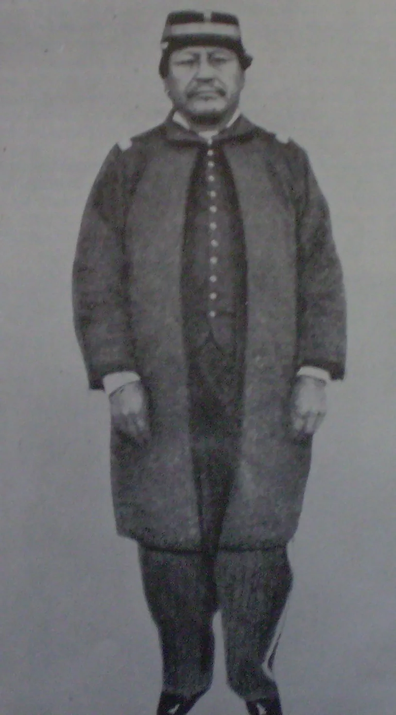 الزعيم مانويل نامونكورا واقفاً بزيّ الجيش الأرجنتيني ومعطفه الطويل، في صورة التُقطت عام 1884.
