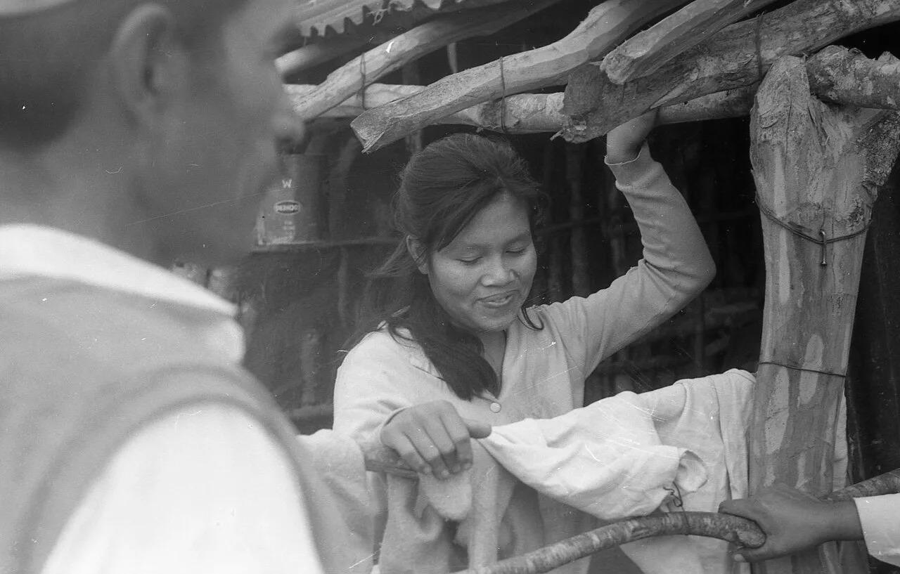 امرأة من الكوم إلى جانب مسكنها في «حيّ التوبا» بمدينة ريسيستينسيا، 1968.