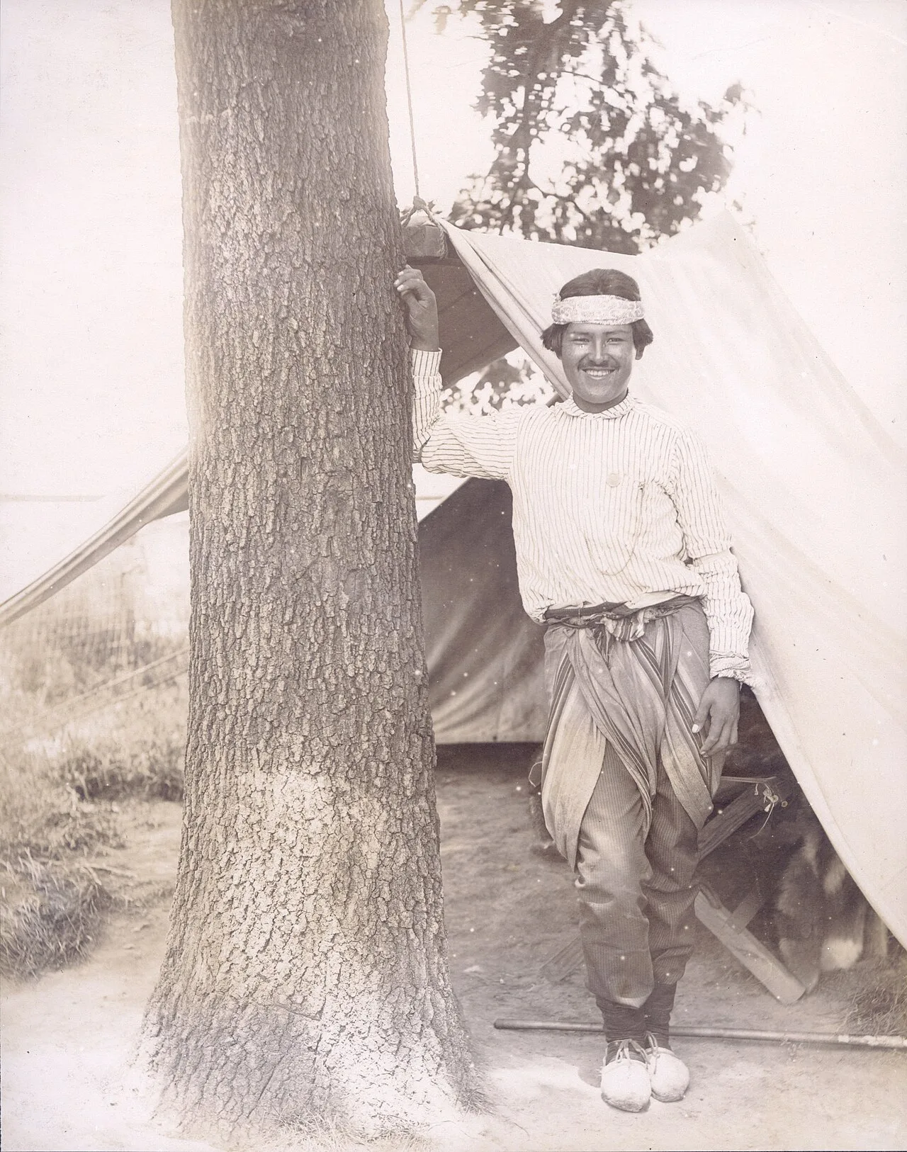 رجل من التيويلتشي أمام خيمة في معرض سانت لويس العالمي عام 1904، في صورة حملت عنوان «أحد عمالقة باتاغونيا».