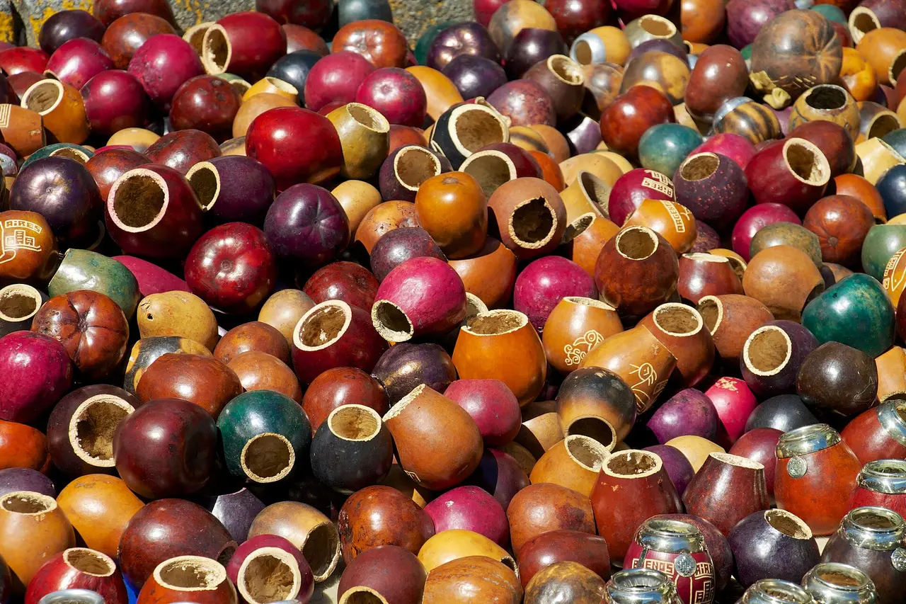 أباريق المَتّة من القرع المزيّن