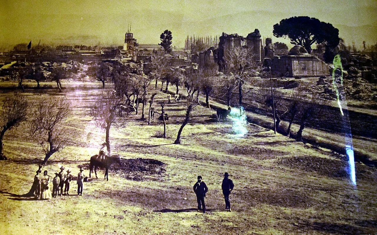 أطلال مدينة مندوسا حول ساحة بيدرو ديل كاستيشو بعد أن دمّرها زلزال 1861، في صورة فوتوغرافية قديمة.