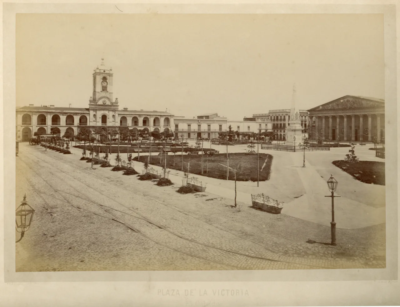 ساحة النصر، ساحة مايو اليوم، ويظهر الكابيلدو ببرجه على جانبها، 1876