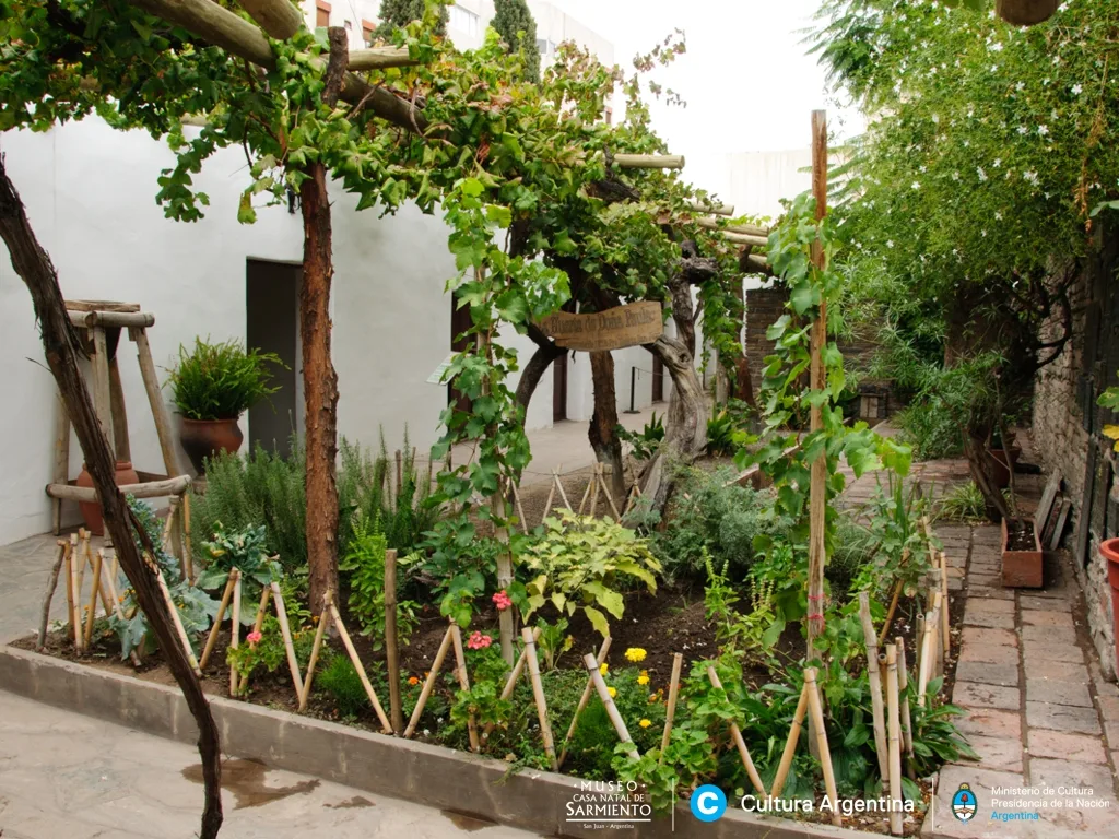 بستان دونيا باولا في بيت مولد سارمينتو بأحواضه الخضراء وعريشة الكرمة، سان خوان، أغسطس 2015.