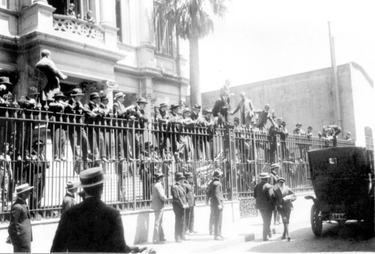 طلاب يعتلون سور كلّية الحقوق في شارع مورينو 350 خلال احتلالها في حركة الإصلاح الجامعي، 1919.