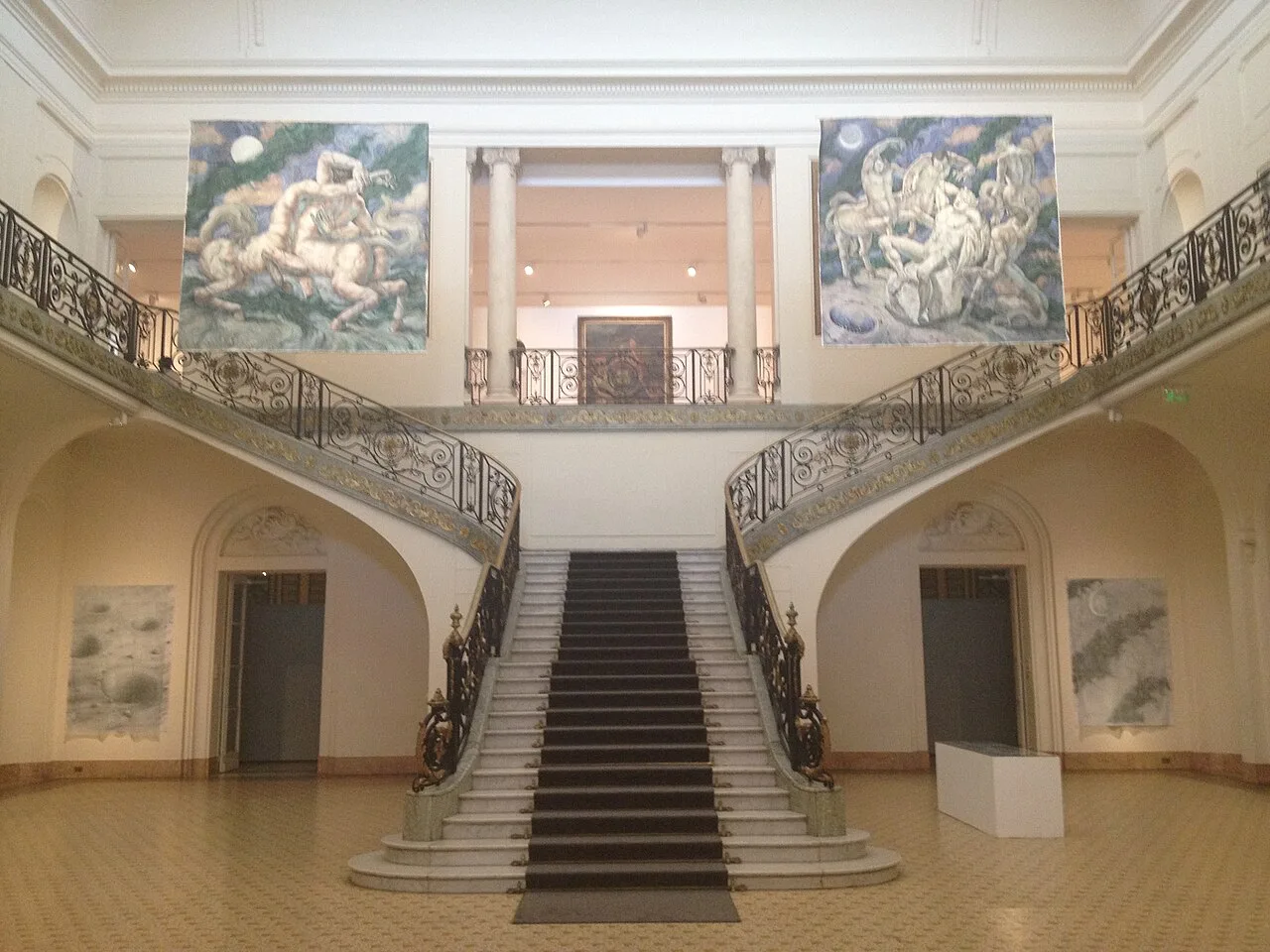 بهو قصر فيريرا بدرجه المزدوج ولوحاته المعلّقة، مقرّ متحف إيفيتا للفنون الجميلة في قرطبة، فبراير 2014.