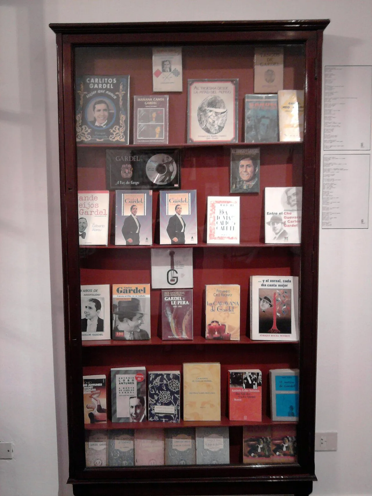 خزانة عرض تضمّ كتبًا وأسطوانات عن كارلوس غارديل ضمن معروضات متحف بيت كارلوس غارديل، يونيو 2011.