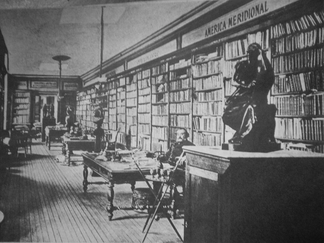 بارتولومي ميتري في مكتبته بين رفوف الكتب والتماثيل، 1888