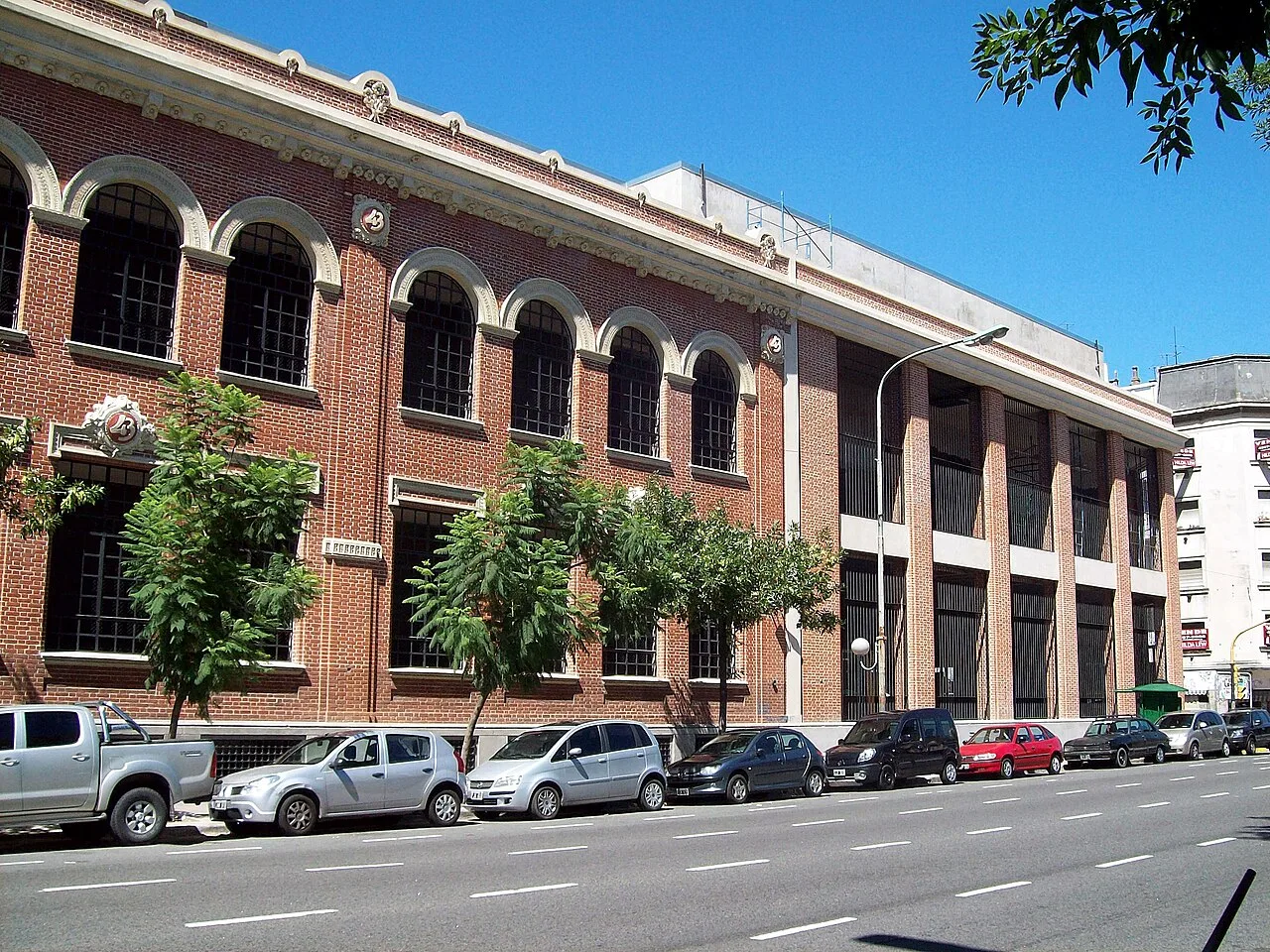 واجهة مصنع التبغ القديم على جادة سان خوان في حيّ سان تيلمو، مقرّ متحف الفن الحديث في بوينس آيرس، فبراير 2013