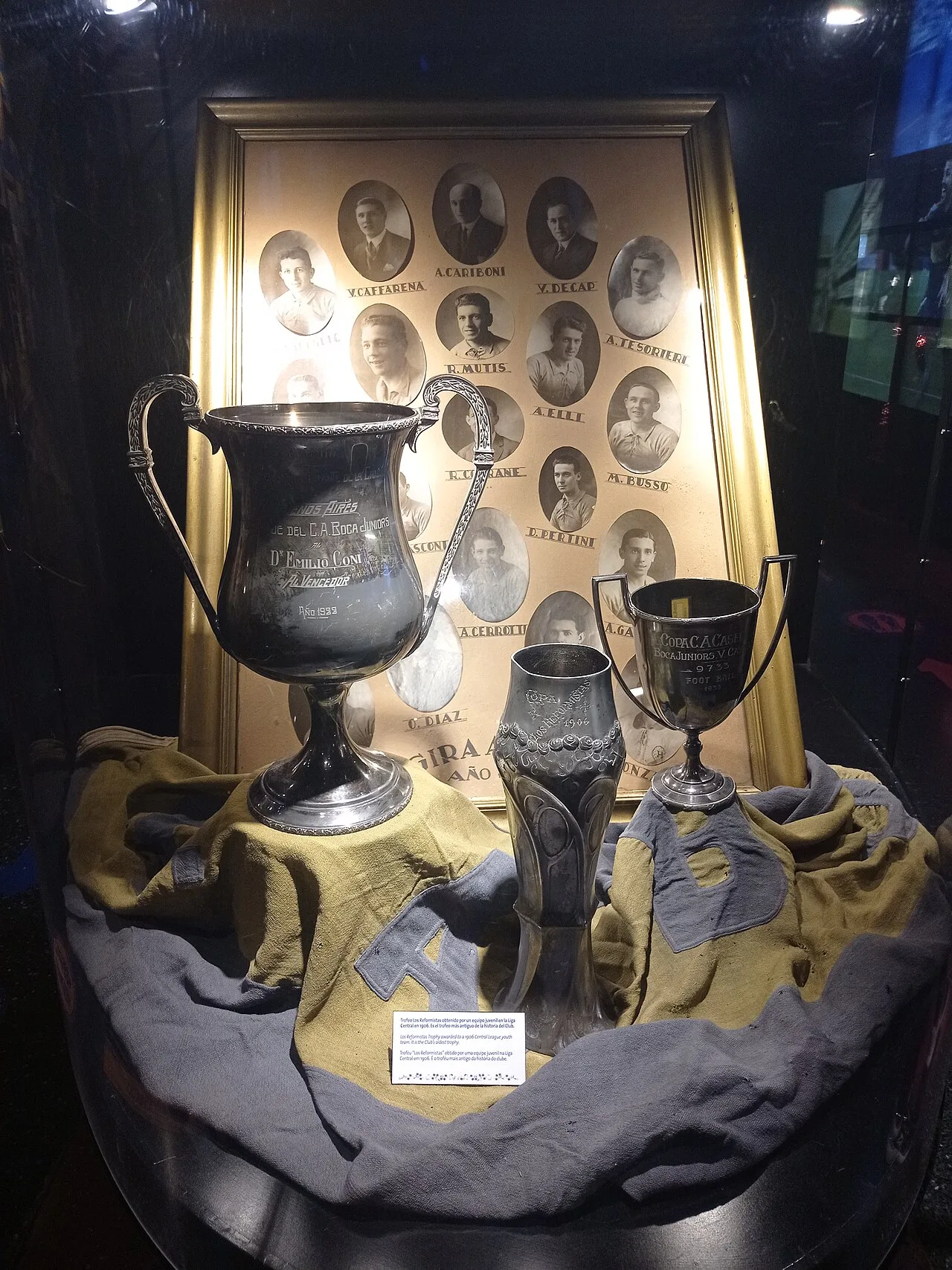 أوائل كؤوس بوكا جونيورز، ومنها كأس «الإصلاحيين» لعام 1906، أوّل كأس فاز بها النادي، في متحف شغف بوكا، يناير 2024.