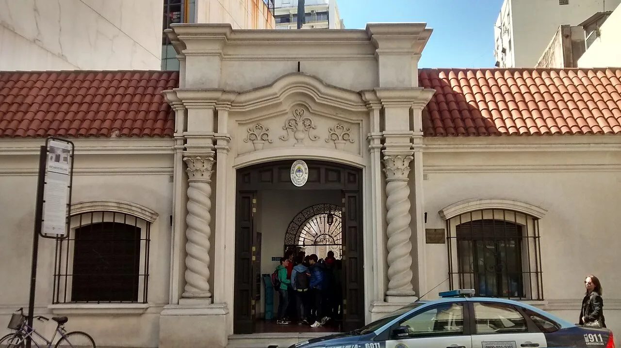 مدخل بيت ريكاردو روخاس بواجهته المستنسخة عن البيت التاريخي في توكومان وأعمدته الملتوية وسقفه القرميدي، سبتمبر 2015.