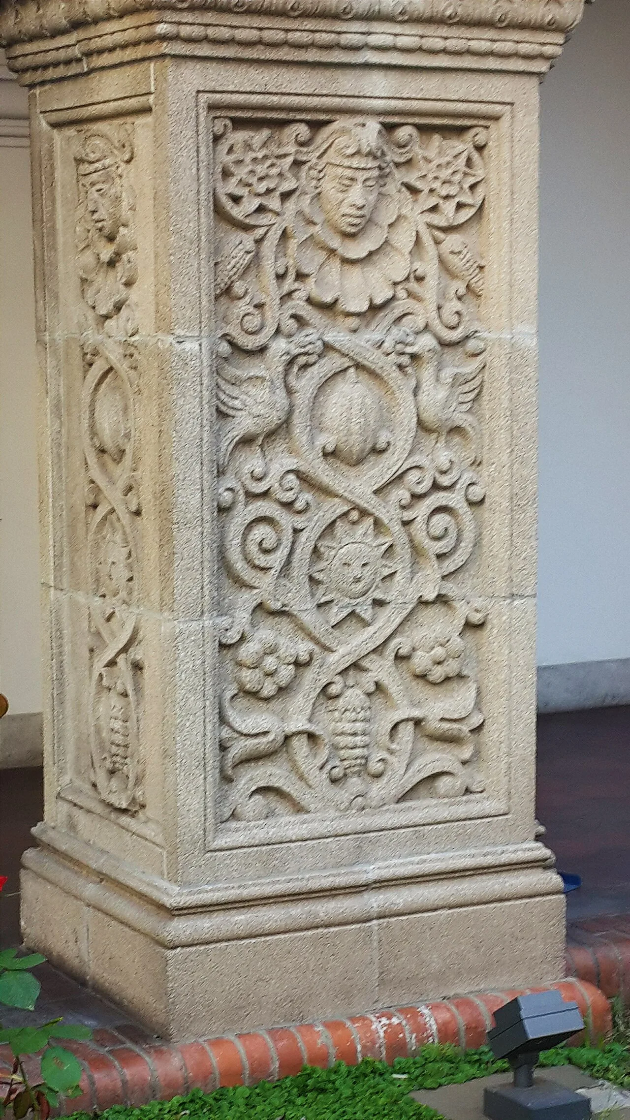 عمود حجري منحوت بزخارف نباتية ووجه بشري في بيت ريكاردو روخاس المبني على الطراز الاستعماري الجديد، سبتمبر 2015.