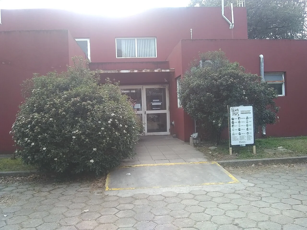 مبنى المكتبة والمركز متعدّد الوسائط في كلّية العلوم البيطرية بجامعة بوينس آيرس، على الجهة المقابلة من جادة تشوروارين.