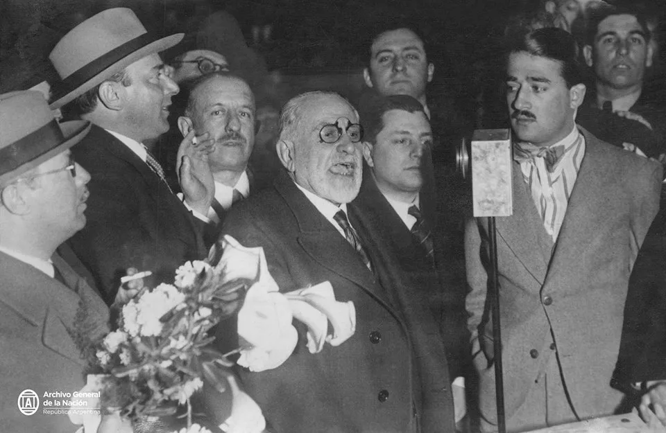 ليساندرو دي لا توري يخطب في أحد تجمّعات الحزب الديمقراطي التقدّمي سنة 1938