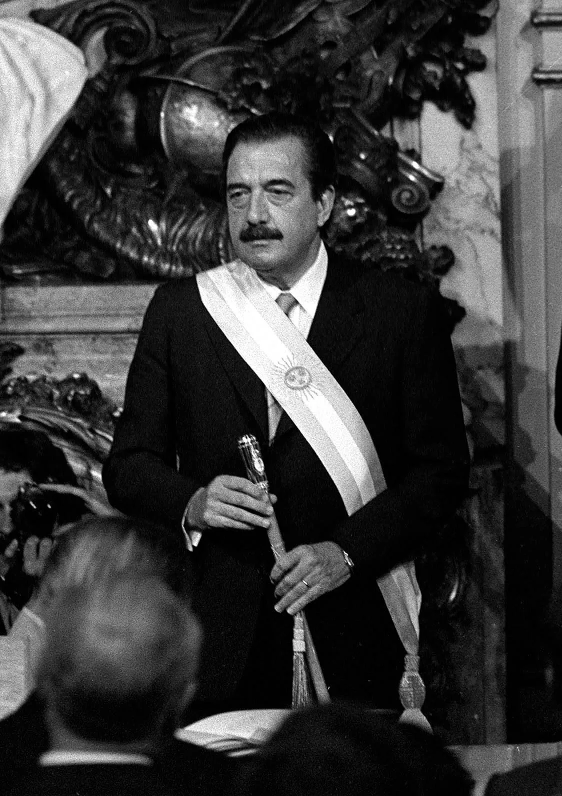 راؤول ألفونسين عند تولّيه رئاسة الأرجنتين عام 1983
