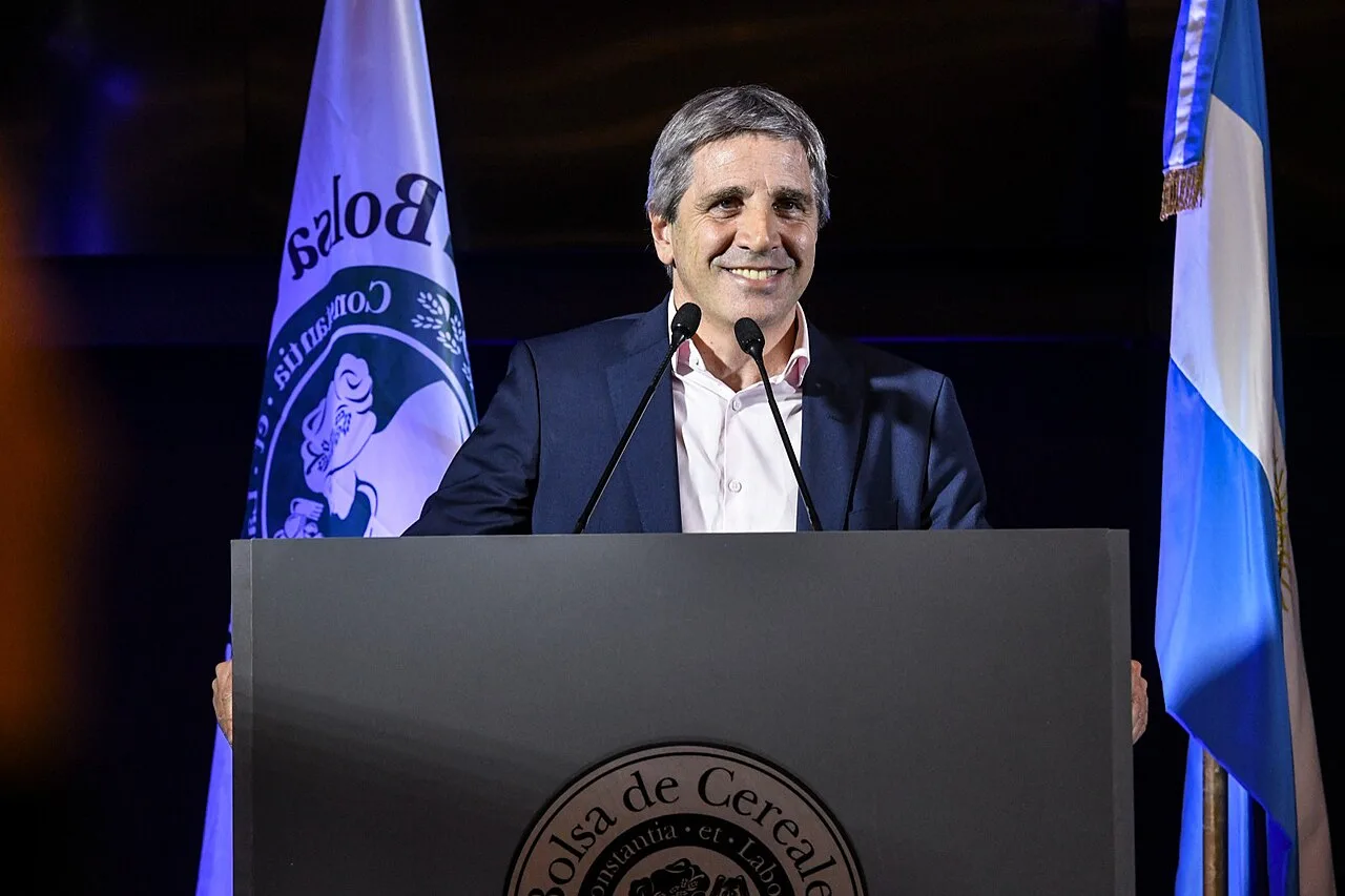 وزير الاقتصاد لويس كابوتو يتحدّث في بوينس آيرس في أغسطس 2024