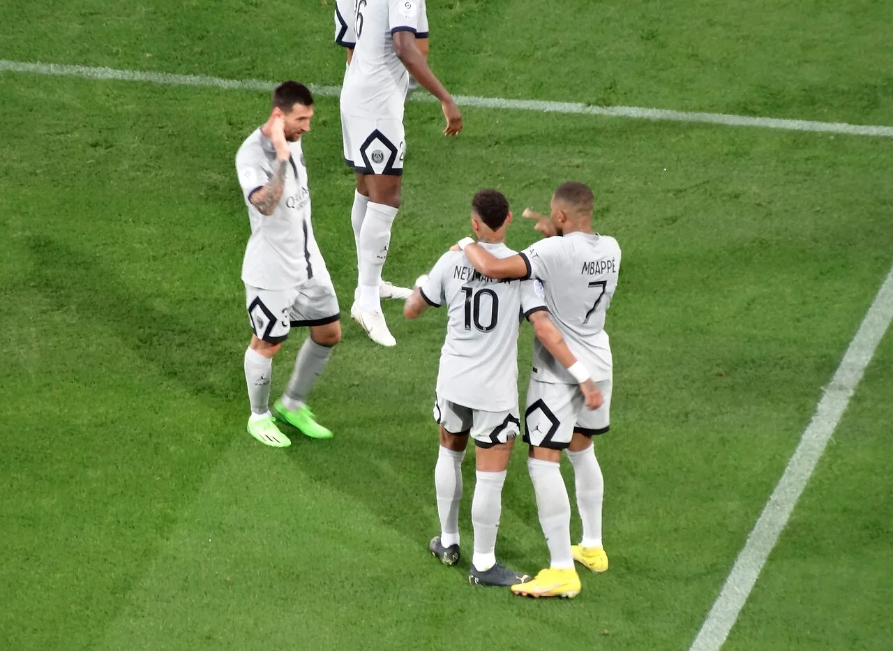 ميسي مع نيمار وكيليان مبابي في مباراةٍ لباريس سان جيرمان، أغسطس 2022