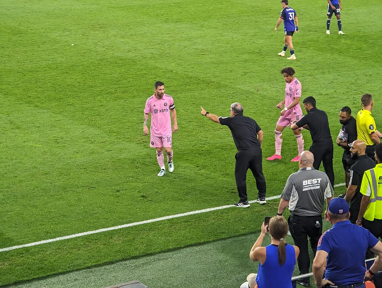 ميسي بقميص إنتر ميامي، وإلى جانبه المدرّب خيراردو مارتينو، في نصف نهائي كأس الولايات المتّحدة المفتوحة أمام سينسيناتي، أغسطس 2023