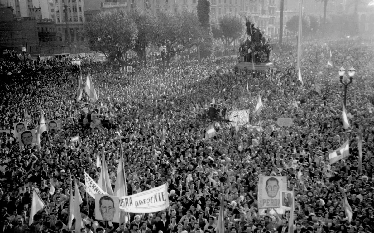 حشود العمّال في ساحة مايو يوم 17 أكتوبر 1945 يطالبون بإطلاق سراح خوان دومينغو بيرون