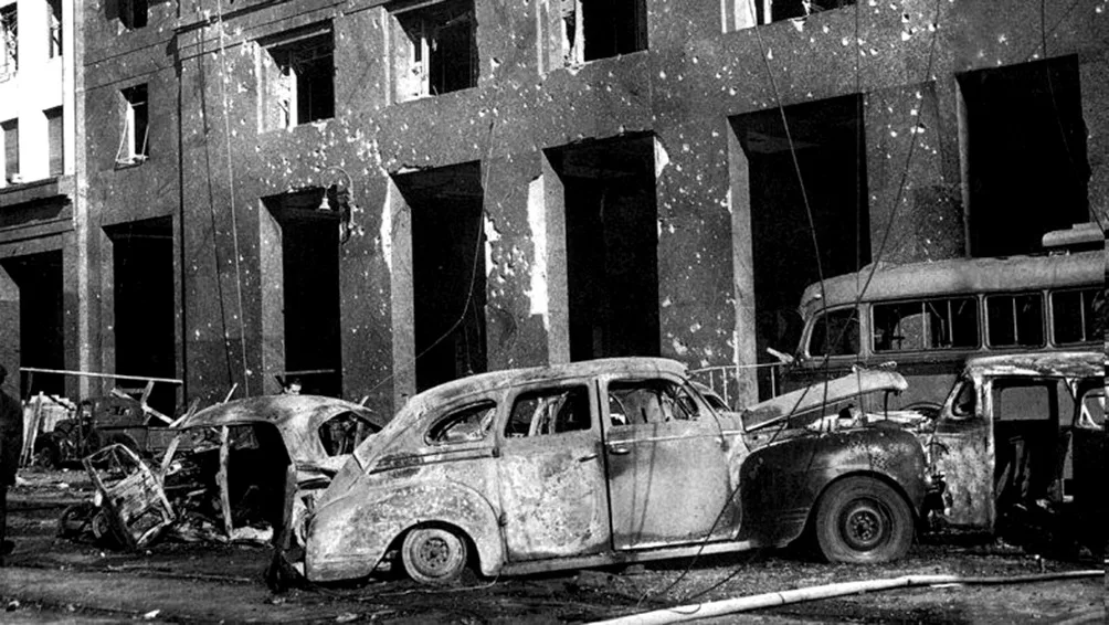دمارٌ في محيط ساحة مايو بعد قصفها بالطائرات يوم 16 يونيو 1955