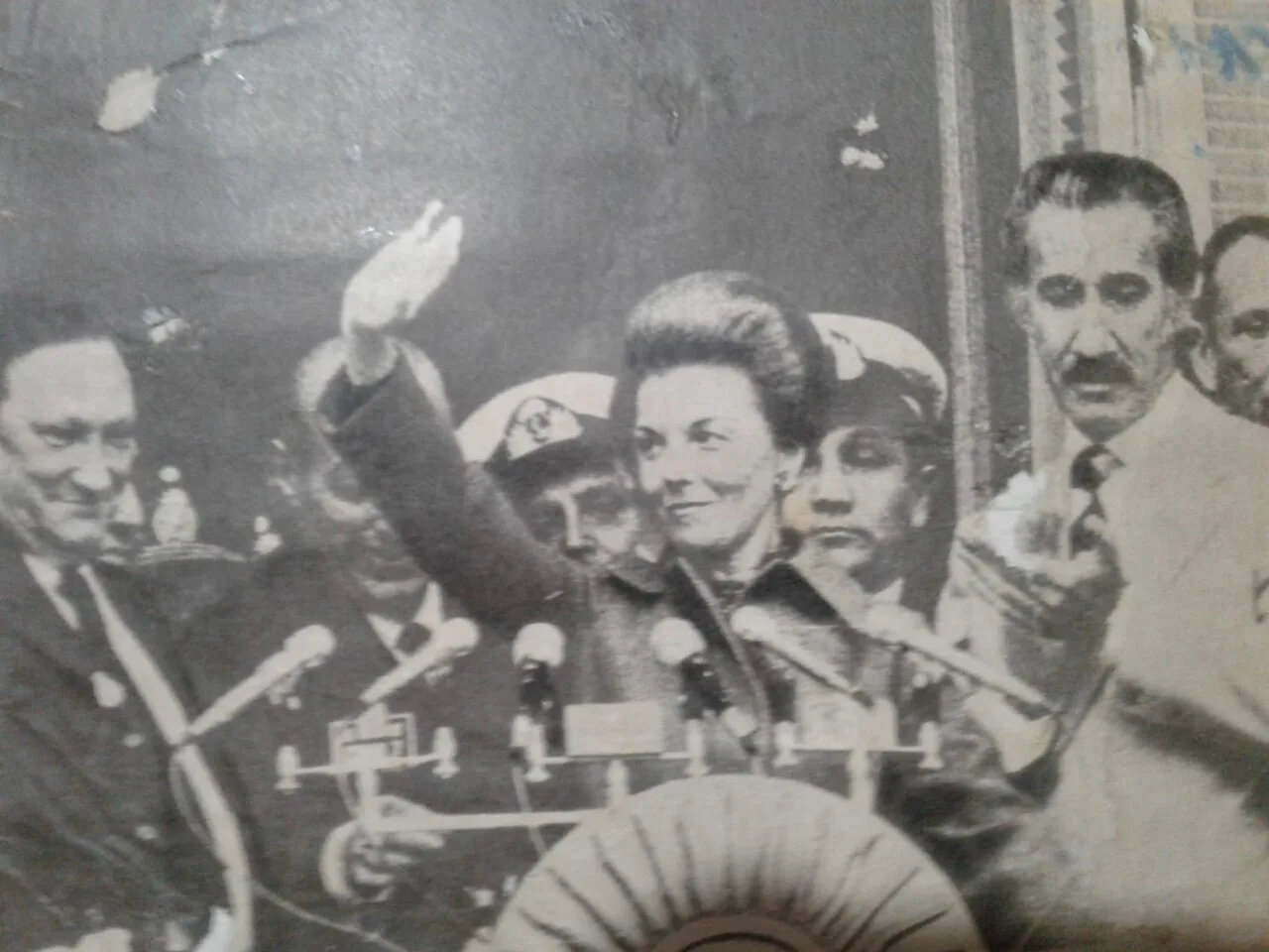 إيزابيل بيرون تترأّس احتفالات عيد العمّال من شرفة الكاسا روسادا، 1 مايو 1975