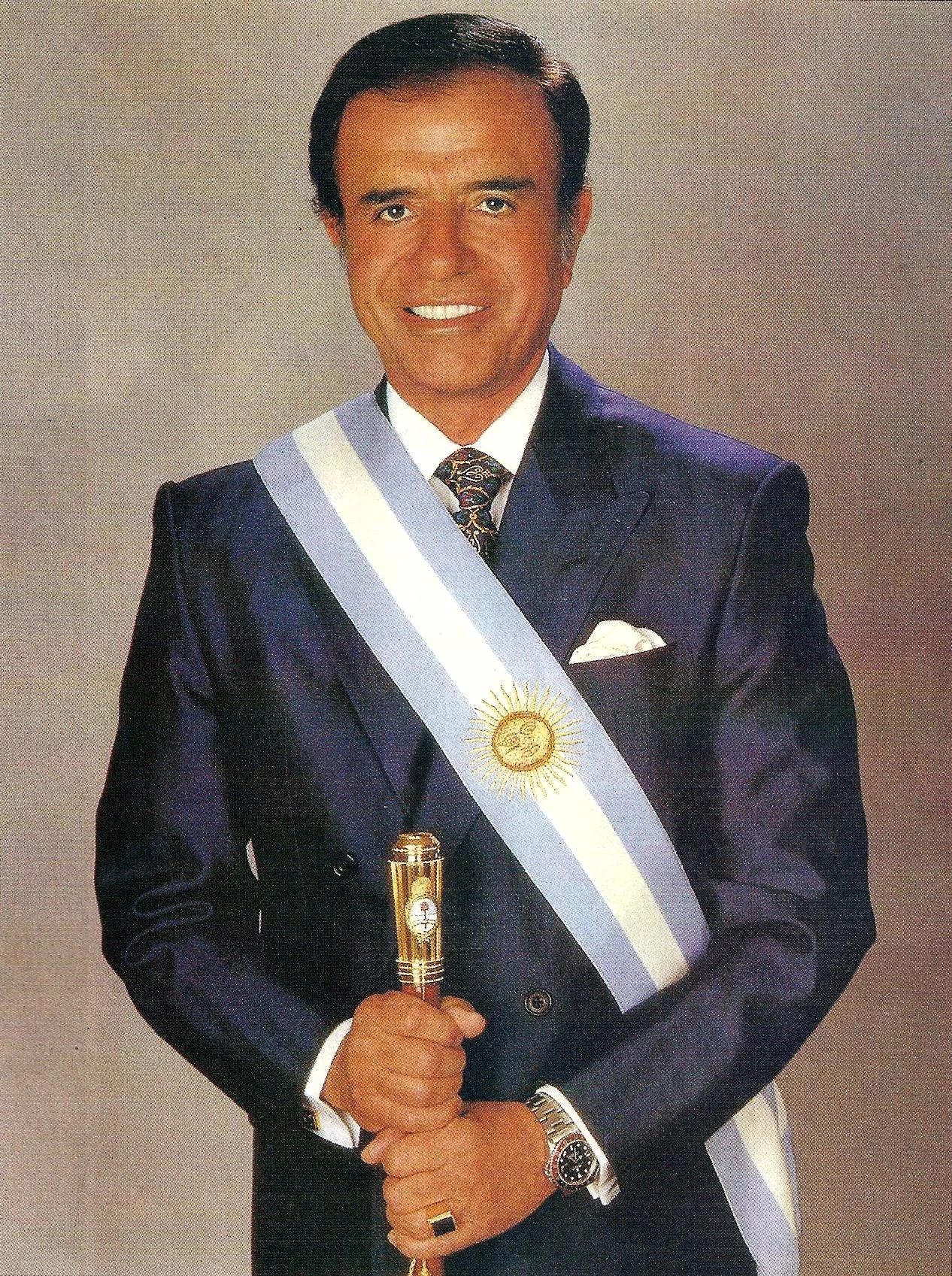 كارلوس منعم بالوشاح الرئاسي في صورةٍ رسمية عام 1995