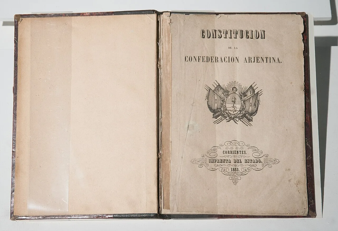 نسخةٌ مطبوعة من دستور الاتحاد الأرجنتيني تعود إلى عام 1869، محفوظة في متحف المئوية الثانية في بوينس آيرس