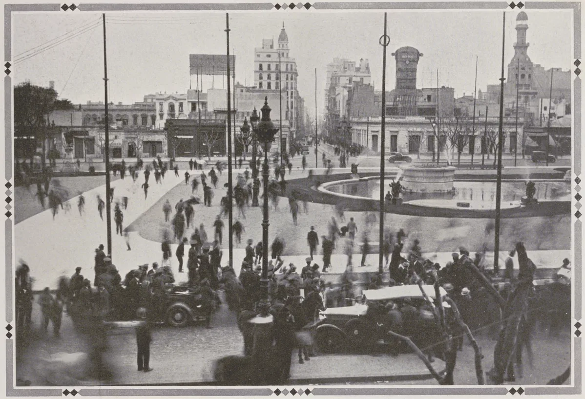حشودٌ في ساحة الكونغرس يوم انقلاب 6 سبتمبر 1930، كما نشرتها مجلّة «بلوس أولترا» في أكتوبر 1930