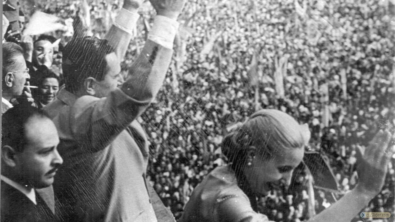 خوان دومينغو بيرون وإيفا بيرون يحيّيان الجماهير من شرفة الكاسا روسادا، بين 1946 و1952