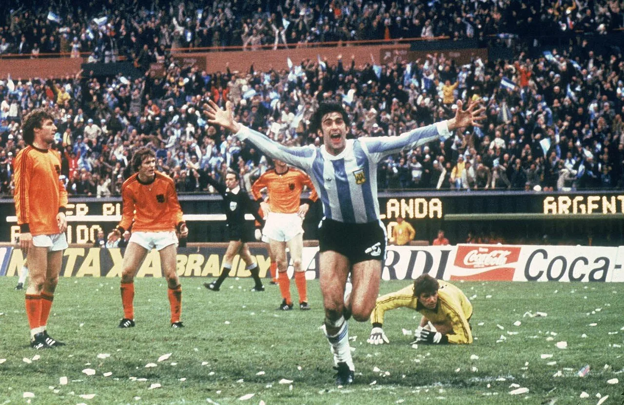 ماريو كيمبيس يحتفل بأحد هدفيه في نهائي كأس العالم 1978 أمام هولندا