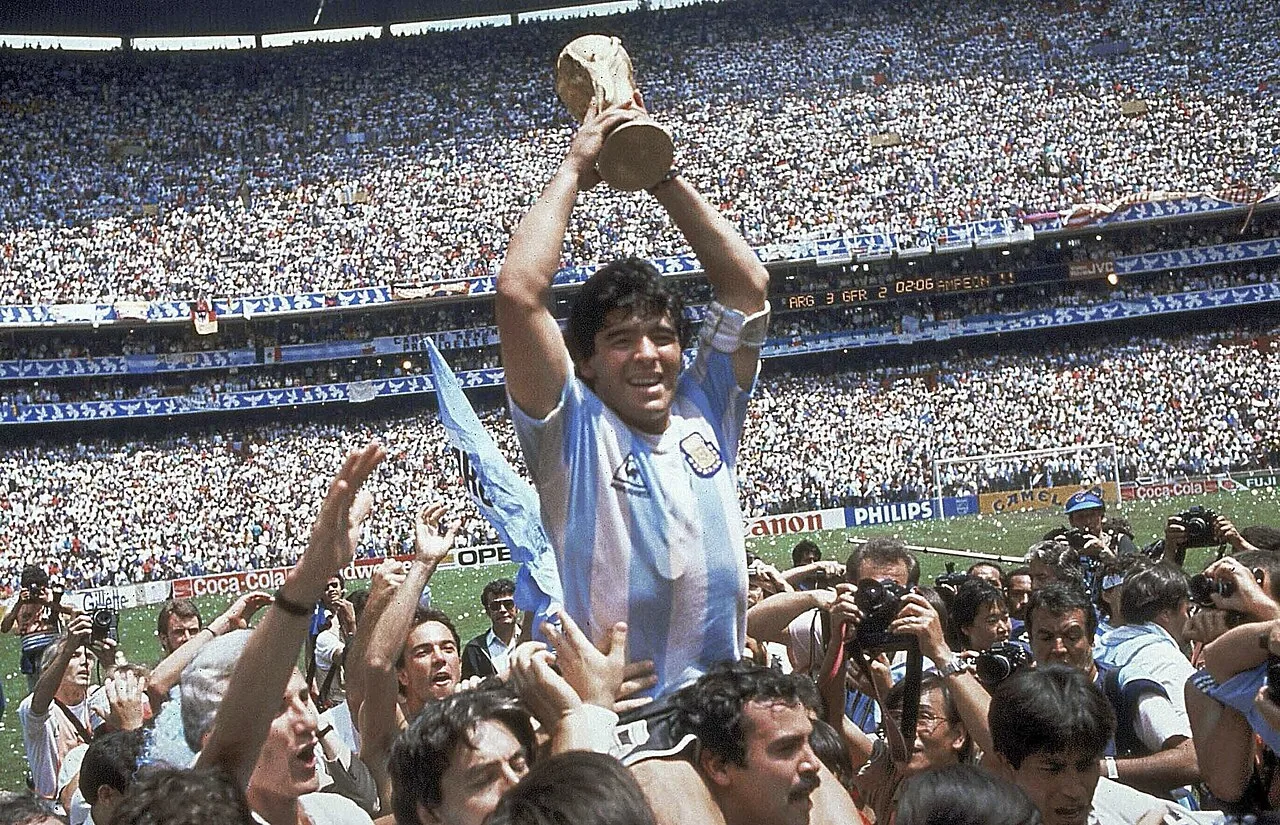 دييغو مارادونا يرفع كأس العالم على ملعب أزتيكا في مكسيكو، 29 يونيو 1986