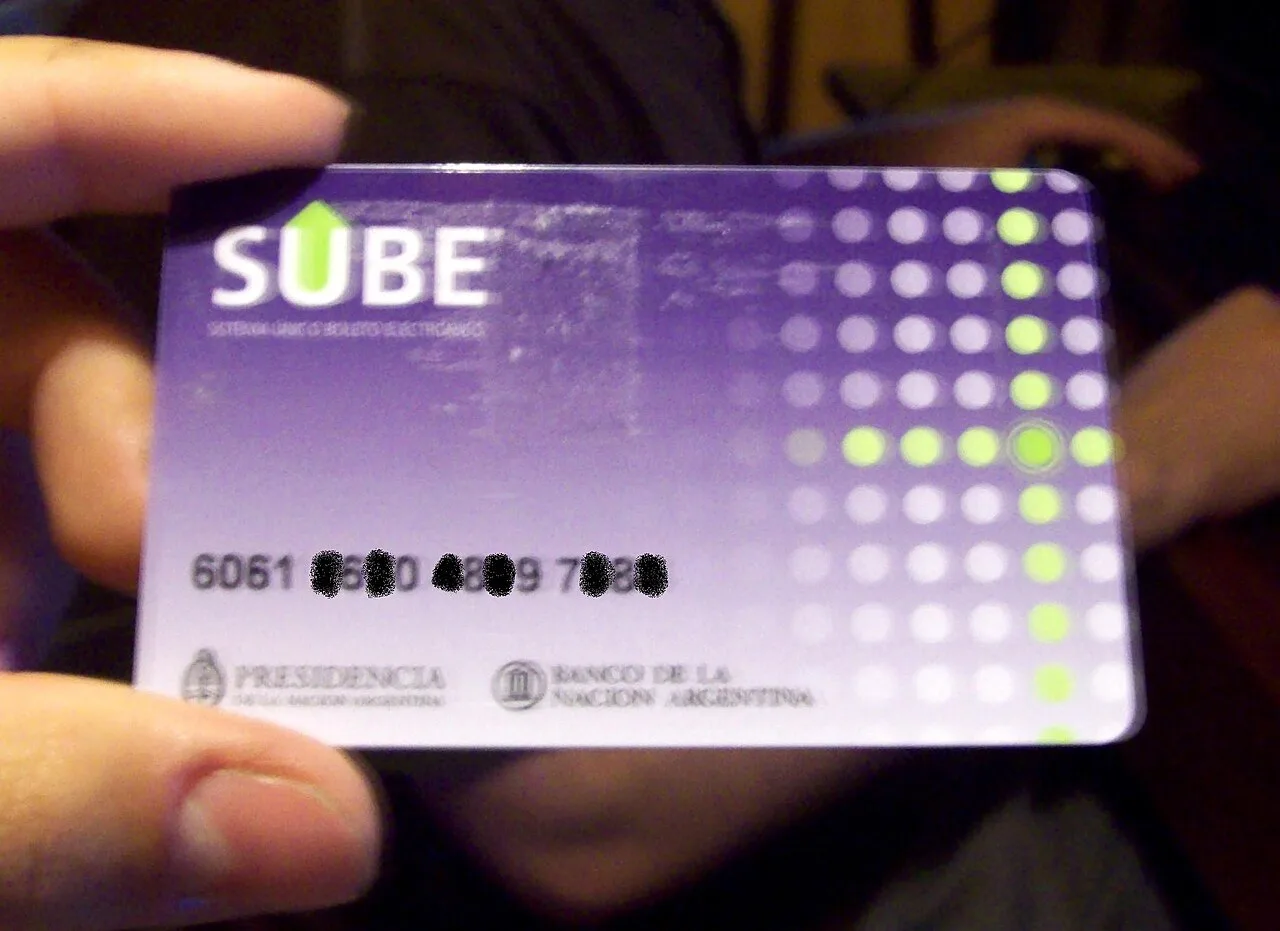 بطاقة SUBE التي تُستعمل لدفع أجرة الحافلات والمترو والقطارات