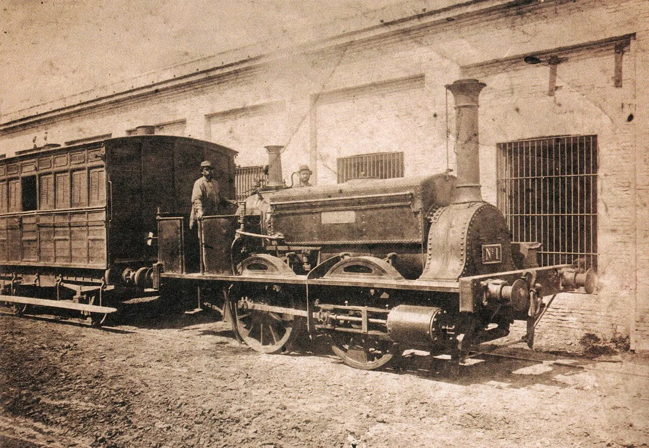 قاطرة «لا بورتينيا» التي سارت في أوّل رحلة قطار بالأرجنتين عام 1857، صورة تعود إلى نحو 1873