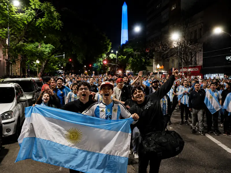 جماهير أرجنتينية تحتفل في ساحة أوبيليسكو ببوينس آيرس بعد التأهل إلى نهائي كأس العالم 2026.