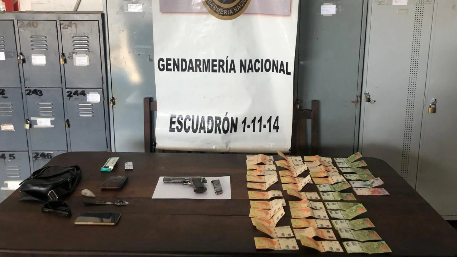 إلقاء القبض على متهم بمذكرة توقيف وضبط سلاح غير قانوني محشو