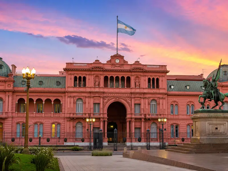 البيت الوردي (Casa Rosada) المقر الرسمي لرئيس الأرجنتين في ساحة مايو بالعاصمة بوينس آيرس.